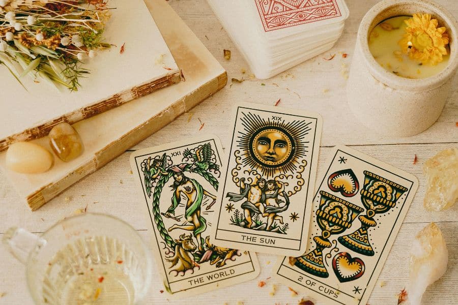 Avec tarot et bougie pour guidance spirituelle